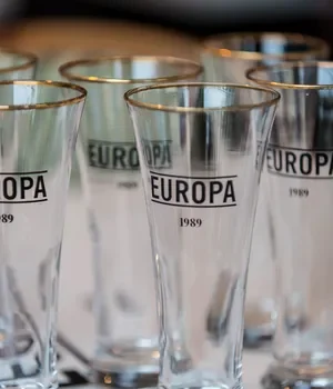 Drikkeglas i klassisk stil med guld-kant og EUROPA 1989's logo. Kan købes af EUROPA 1989 på europakaffeogte.dk